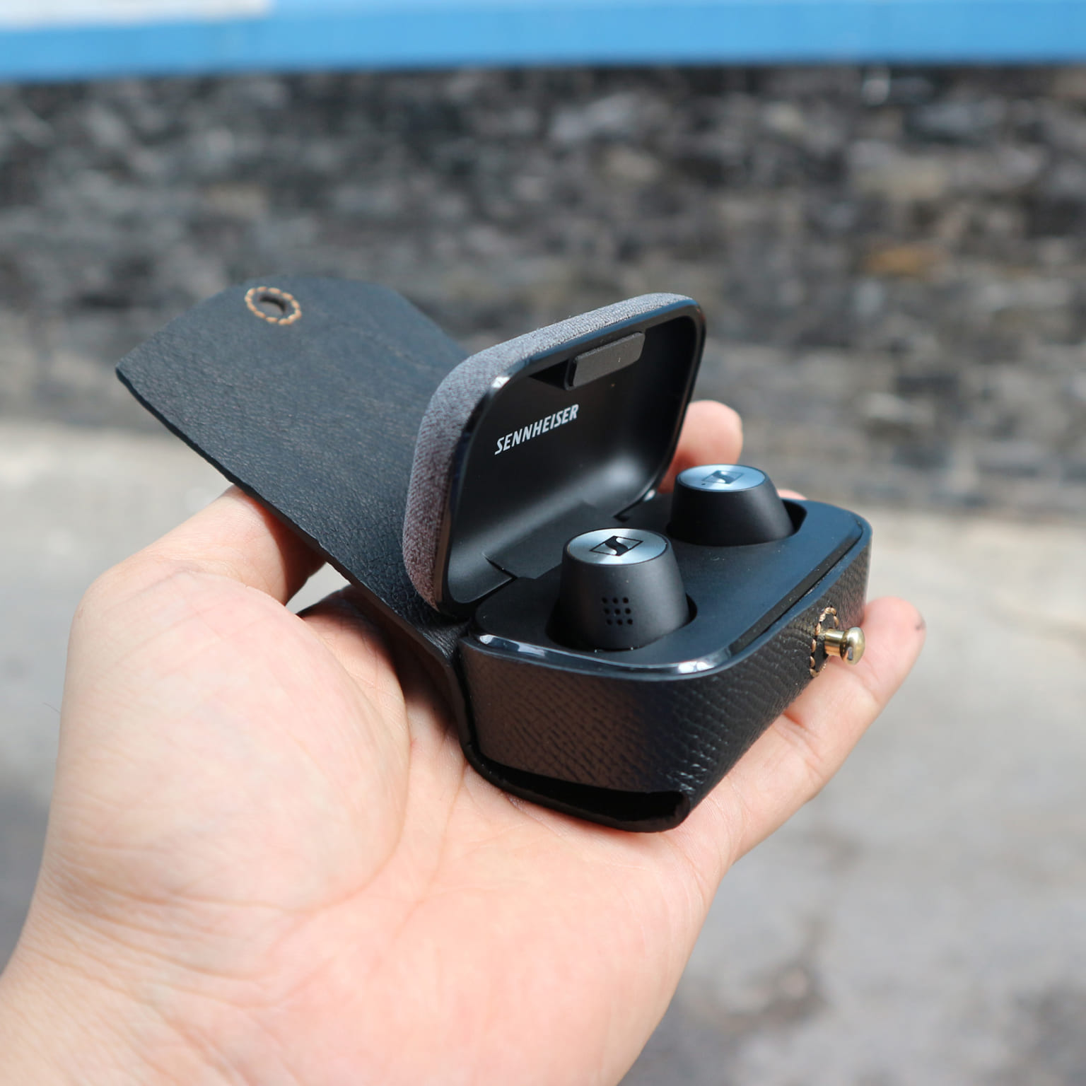 Sennheiser Momentum True Wireless 1 | 2 dạng Ngang